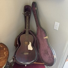 Art & Lutherie Roadhouse Parlor Tennesee Red Acoustic Guitar W/case”