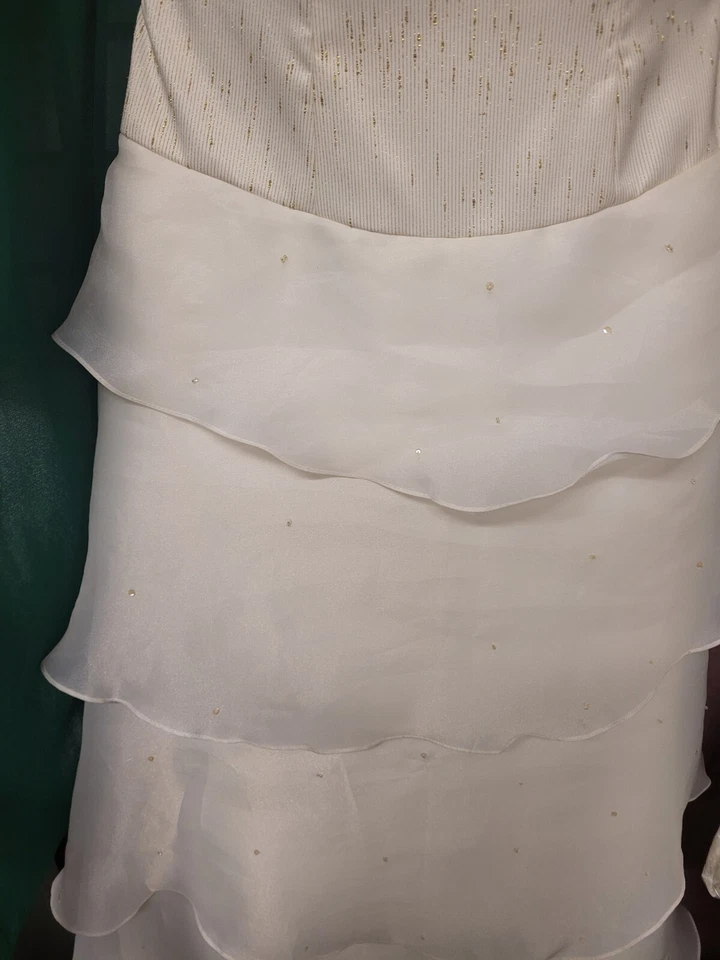 Eden Bridals, talla 8, blanco diamante, corpiño con cuentas, organza en capas, línea A Foto 3 de 4