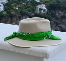 Cappello fedora beige con fascia in seta verde, elegante Hat