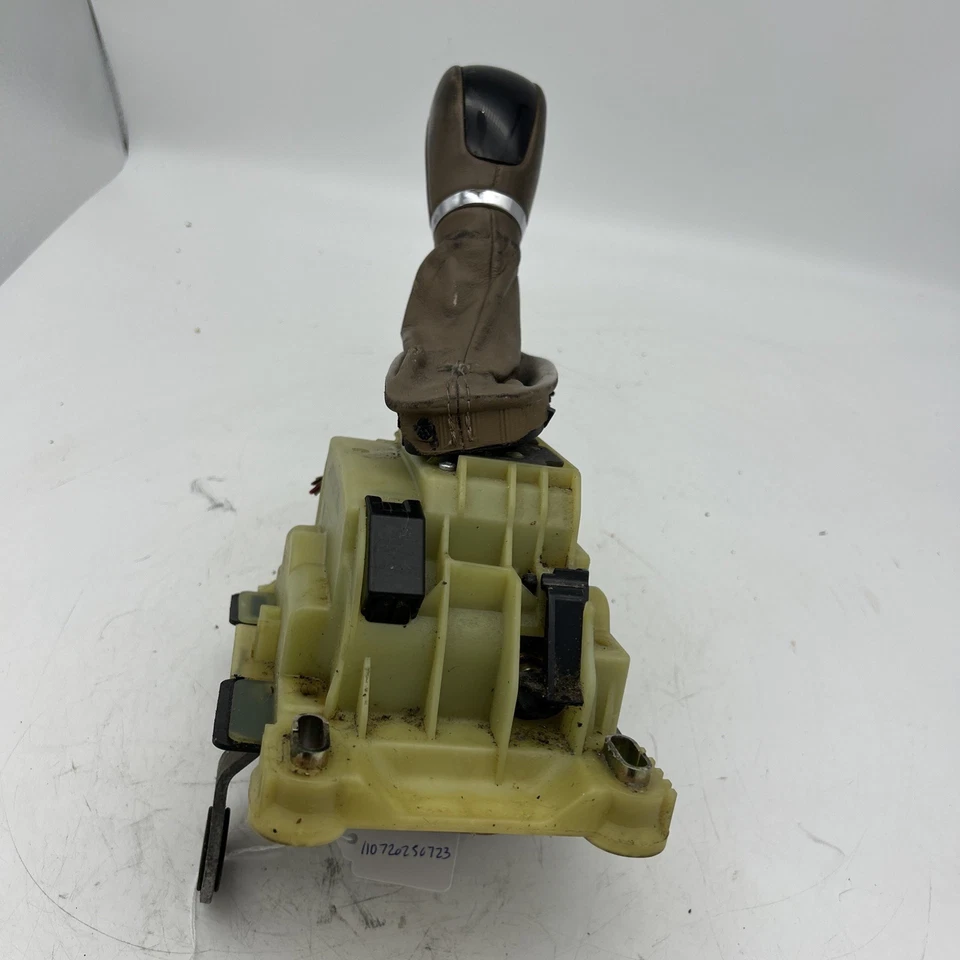 01-05 W203 MERCEDES BENZ C240 Conjunto de palanca de cambios de piso 2032675224 Foto 3 de 4