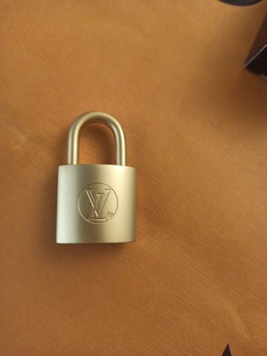 Louis Vuitton,Lucchetto in colore oro satinatonuovo,con doppie chiavi. |  eBay