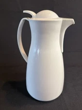 The Pampered Chef Thermal Hot Cold Coffee Carafe Tea Pitcher 32 Oz Capacity