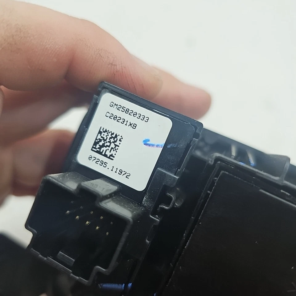 OEM 07-12 GMC Acadia Heated Seat Power Supply Rear Trailer Switch Panel Trim - Image 3 of 4