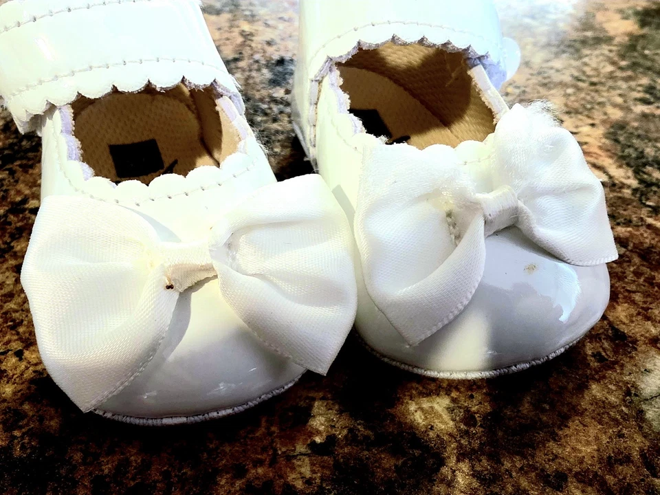 Zapatos de cuna blancos recién nacidos bebé niña. Niñas. NUEVO CON ETIQUETAS 0-6 meses Foto 3 de 4