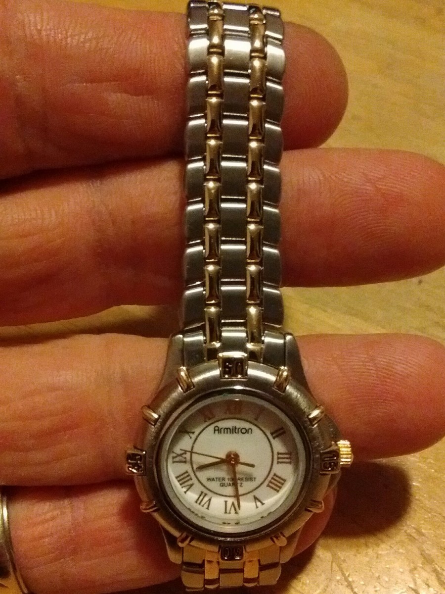 Montre Vintage Femme Armitron à Quartz - Boîtier Ovale Noir Et Argent - Bracelet Silicone - Résistance 50m - Occasion