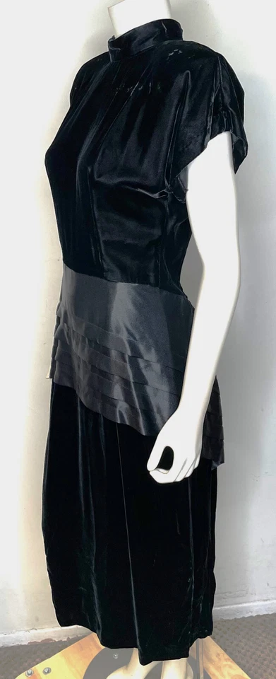 Vestido Vintage John Roberts Terciopelo Negro 9 10 Satinado Plisado Peplum SS Estrás Foto 4 de 4