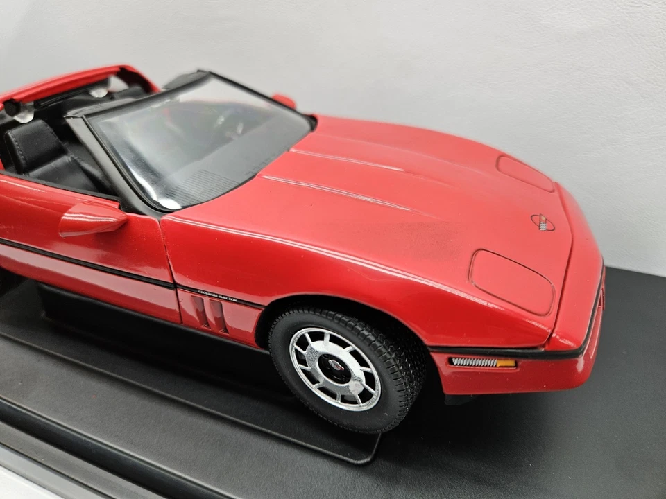 Chevrolet Corvette 1984 cupé rojo 50 aniversario ERTL 1:18 American Muscle... Foto 4 de 4