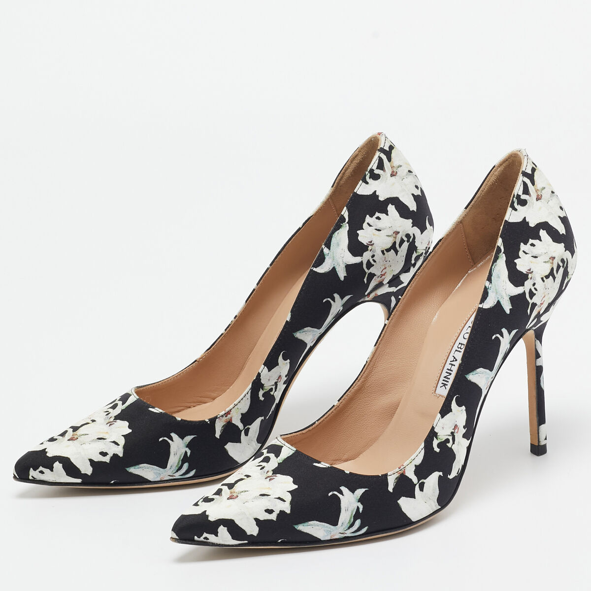 Manolo Blahnik Black/White Printed Floral Fabric BB Pumps Manolo Blahnik Black/White Printed Floral Fabric BB Pumps