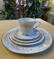 Royal Prestige "TEAHOUSE" 4809 5 Piece Place Setting Service For 4-