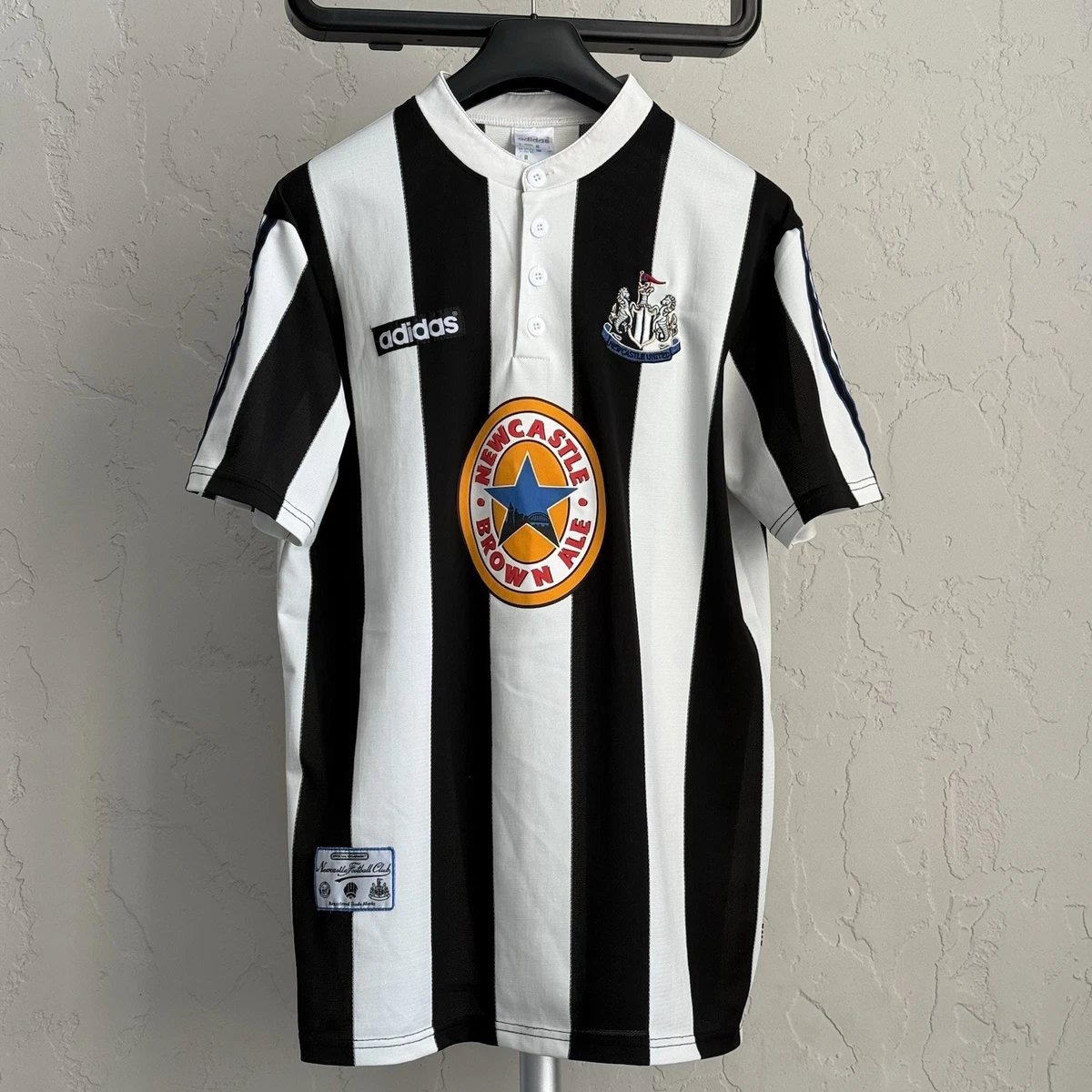 Preços baixos em White Newcastle United International Club Camisas