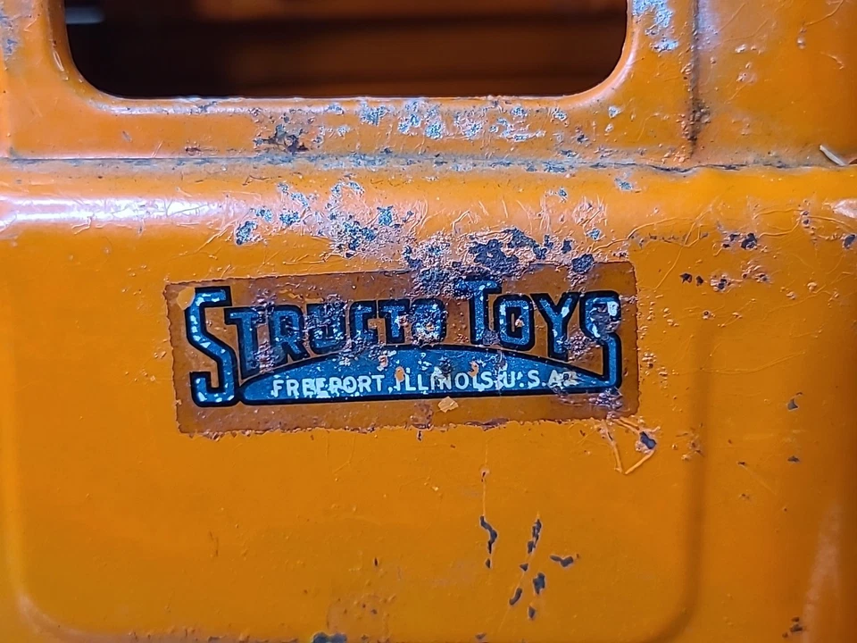 Vintage 1950s Structo Toy Orange Flatbed Tow Truck Pressed Steel W/ Chain & Hook - Image 3 of 4