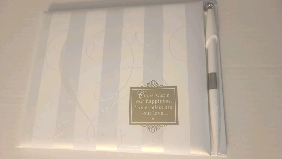 Libro de aniversario de boda con sello vintage con bolígrafo y soporte en bos corazón Foto 2 de 4