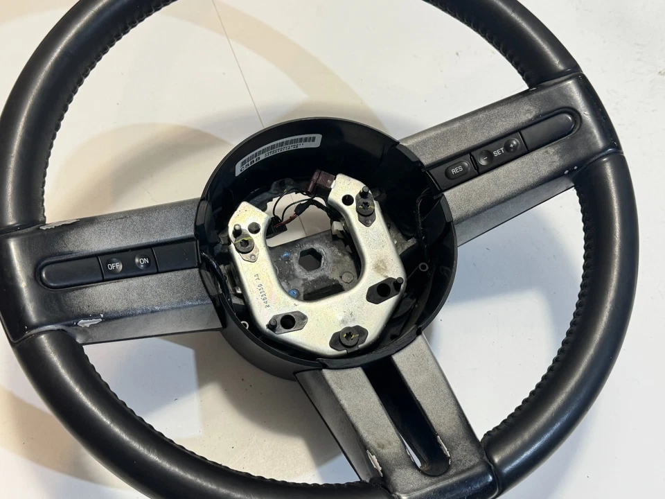 Volante Ford Mustang 2005-2009 con botones de interruptor de crucero OEM Foto 2 de 4