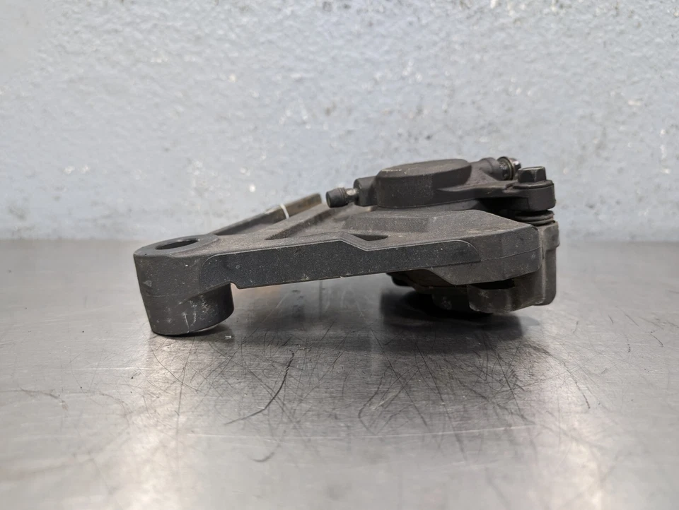 Pinza de freno trasera Yamaha V Star 950 2009 con soporte de montaje 3D8-2580W-10-00 Foto 4 de 4