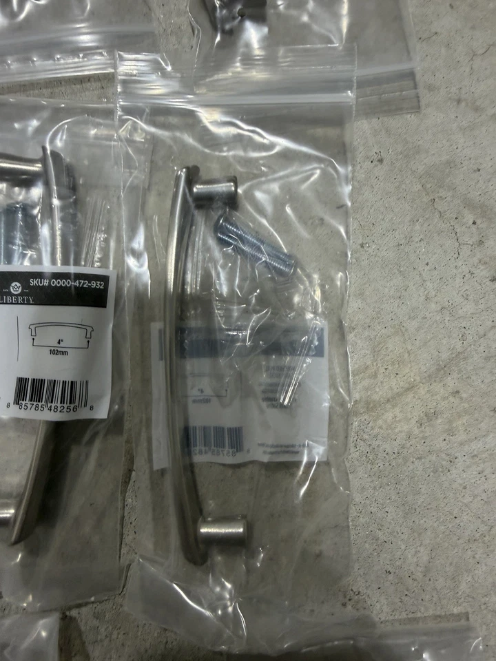 Gabinete de barra de níquel satinado 20 piezas Liberty Hardware P25966C-SN-C con muescas de 4" Foto 3 de 4