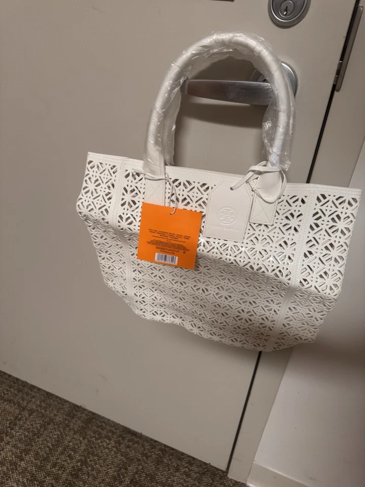 Bolsa tote TORY BURCH branca recortada a laser PVC patenteado comprador/praia - Imagem 3 de 4
