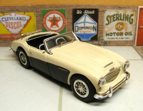 Corgi Classics CC02501 Austin-Healey 3000 MkI 2 Door Roadster FREE P+P - Picture 4 of 5