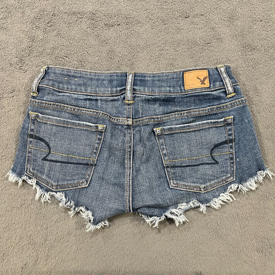 Pantalones cortos de mezclilla American Eagle Outfitters bordados florales talla 00 Foto 2 de 4