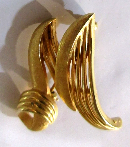 Vtg SIGNED CORO gold tone metal open work Brooch Pin geometric costume jewelry