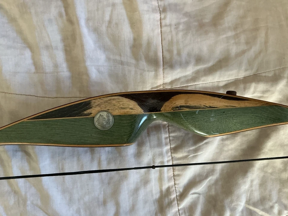 70's VINTAGE BEAR ARCHERY GRIZZLY RECURE BOW 45#RH 58" GREEN BROWN GLASS NICE!! - Image 2 of 4