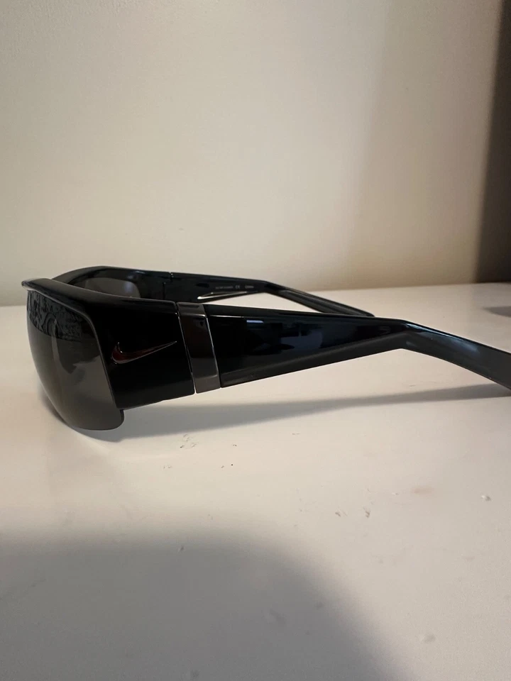 ÓCULOS DE SOL DESIGNER AUTÊNTICO ENVOLTÓRIO PRETO NIKE SQ EV0560 001 70-18 - Imagem 2 de 4