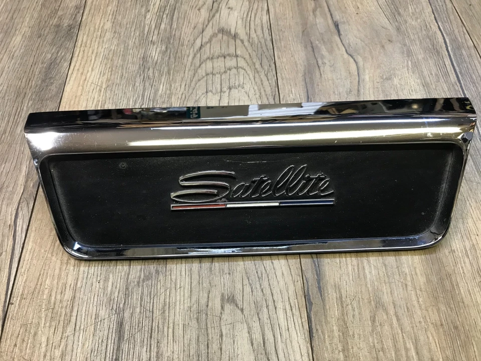 Plymouth Satellite GTX 1967 B carrocería Mopar emblema asiento trasero y bisel OEM Foto 4 de 4