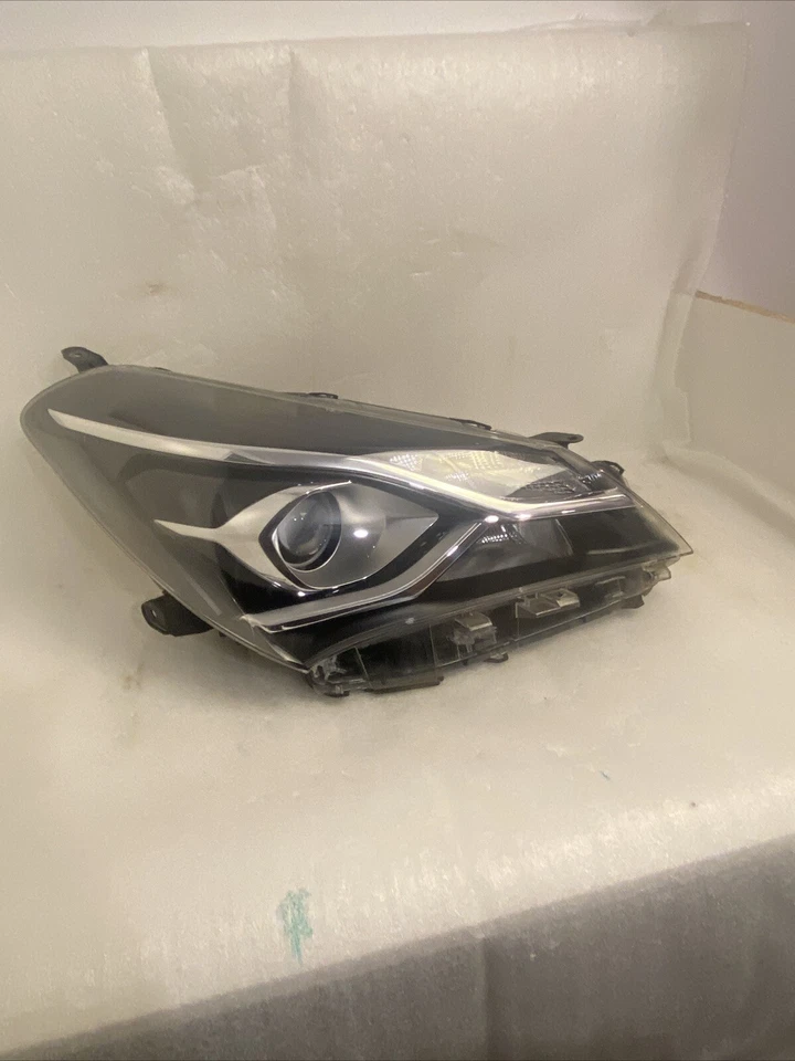 Frontscheinwerfer Toyota Yaris P 13 Rechts Scheinwerfer Headlight - Bild 2 von 4