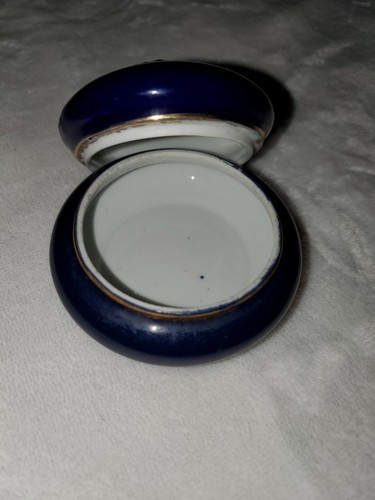 Antique 1890-1910 Blue Cameo Trinket Box Jewelry Casket, marked Royal Blue... - Picture 5 of 6