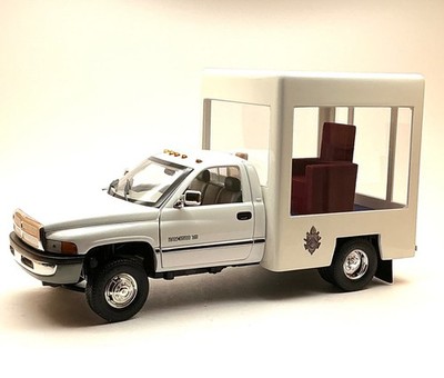 Anson Dodge RAM 3500 Papamobil Papst Vatikan Staatslimousine in weiß, 1:18, X005