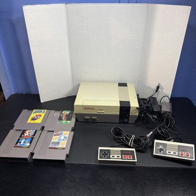 Nintendo Original NES-001 Entertainment System NES console 2 controllers 4 Games