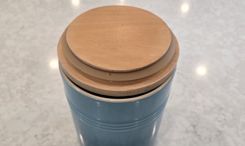 Le Creuset 2.5qt Canister & Wood Lid Caribbean Stoneware Discontinued 7.75" Mint - Picture 6 of 10