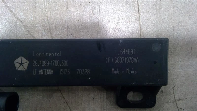 Dodge Challenger 2015-2023 receptor antena de entrada trasera sin llave 68071978aa Foto 2 de 4