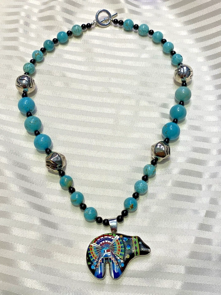 Collar colgante de oso con incrustaciones de doble cara. Turquesa, coral, madreperla Foto 2 de 4