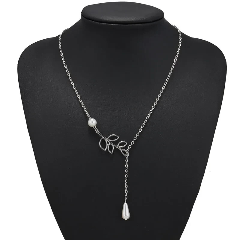 Collier branche d'argent et perle nacrée blanche, bijou raffiné de créateur pour femme