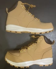 Sz 9 - NIKE MENS MANOA LEATHER BOOTS ‘HAYSTACK’ WMNS 10.5 [454350-700] NEW