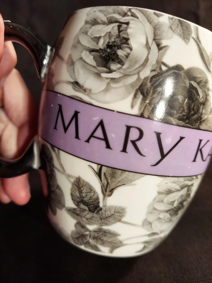 Taza de café Mary Kay 10 oz rosas violeta negro diseño floral Foto 2 de 4