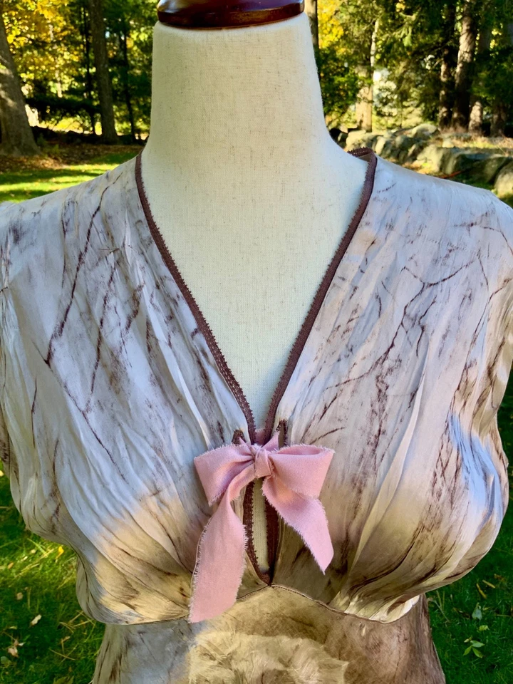 Camisón vintage de satén de seda de los años 30 corte sesgado - teñido a mano gris púrpura con lazo Foto 3 de 4