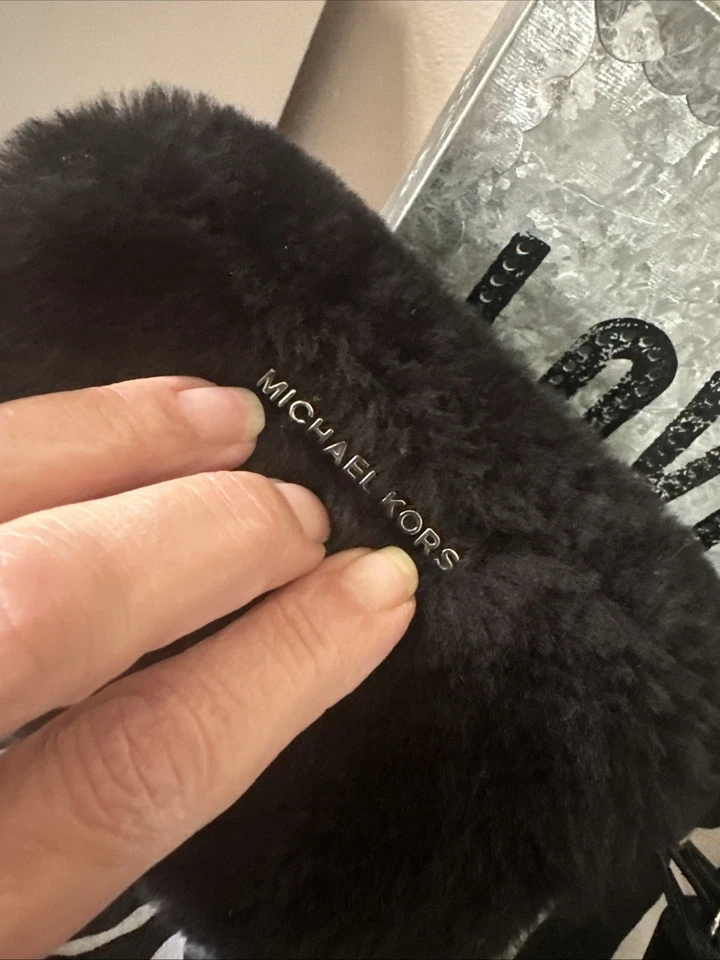 Bandolera Michael Kors Negra Imitación Piel Logo Borlas Pequeña/Mini Cremallera Usada en Excelente Condición-Como Nueva Foto 2 de 4