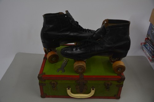 Vintage Chicago Roller Skate ruote in legno pelle nera con custodia in metallo - Foto 9 di 9