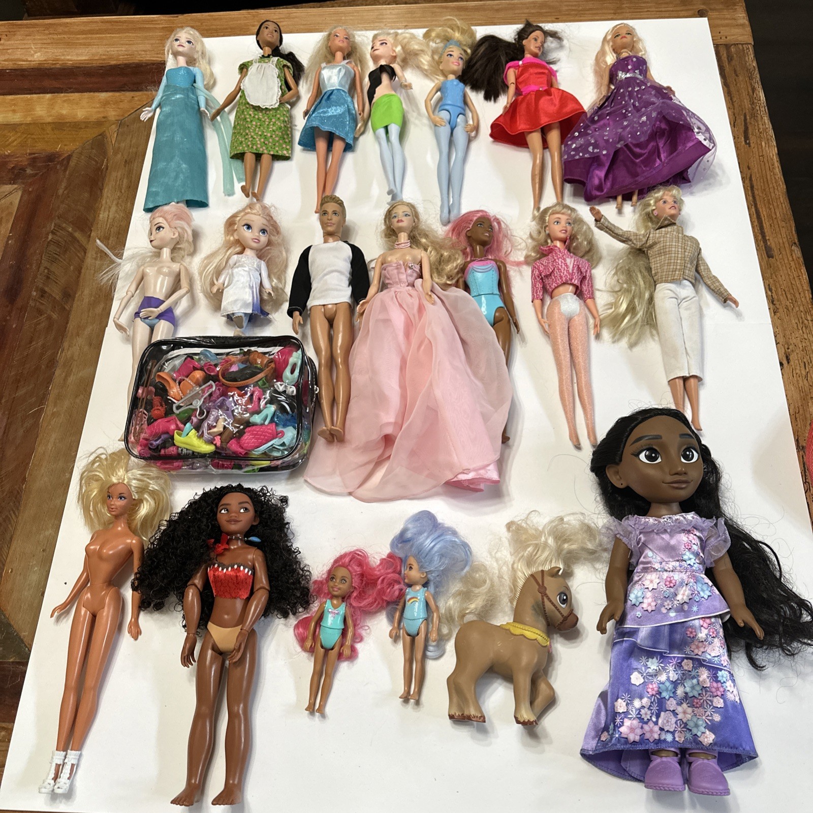 20 Lot Of Barbie Dolls And Other Dolls With A Bag Of Shoes And Accessories