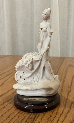Giuseppe Armani Florence Figurine - Flowers for Sale - Italy Lady 5  Stature