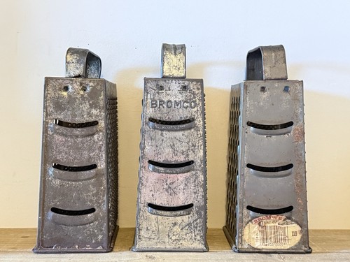 Grattugia formaggio metallo vintage assortita lotto di 6 rustiche rustiche casali rustiche - Foto 11 di 12