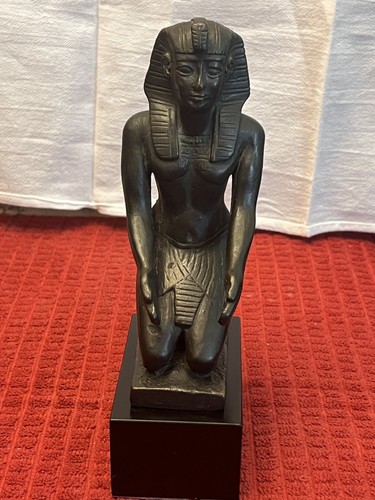 Egyptian King kneeling Sculpture Statue Museum Reproduction Museum Pieces inc - Picture 3 of 15