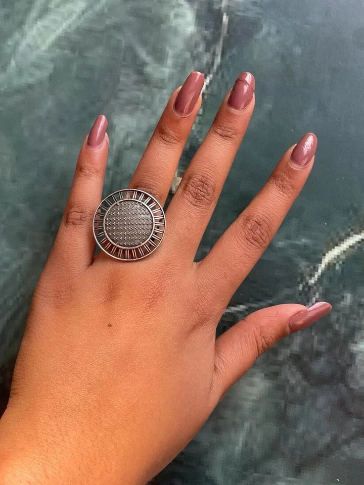 Anillo inoxidable plata oxidada patrón geométrico Foto 4 de 4