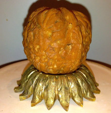 Noix sculptée ancienne sur socle: poissons+ fleurs Asie