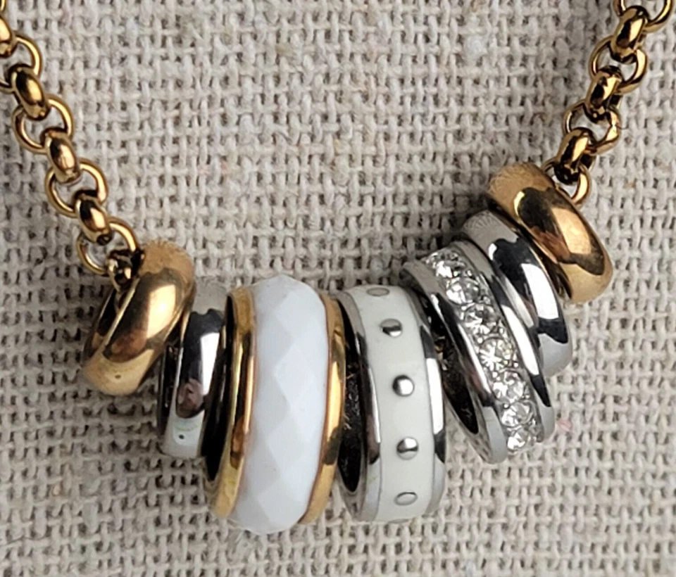 Collar con dije de anillos deslizantes de diamantes de imitación de esmalte blanco tono dorado fósil 19,5 pulgadas Foto 4 de 4