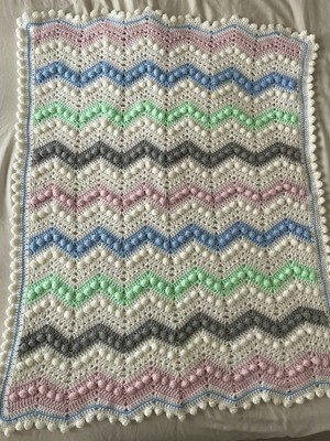 Schöne handgestrickte gehäkelte große bunte Decke