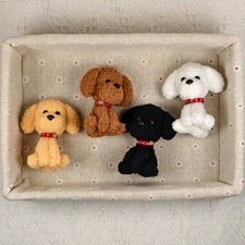 Peluche de ganchillo amigurumi hecho a mano para perro con collar