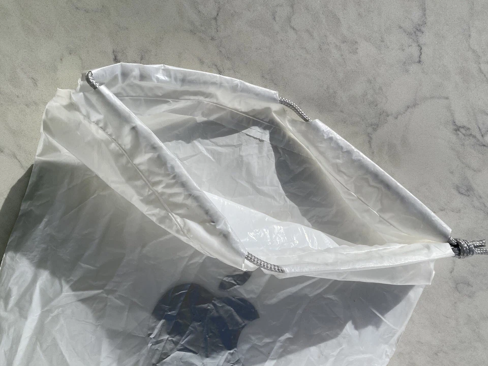 Bolso de compras Apple Signature con cordón de colección logotipo plateado pequeño Foto 3 de 4