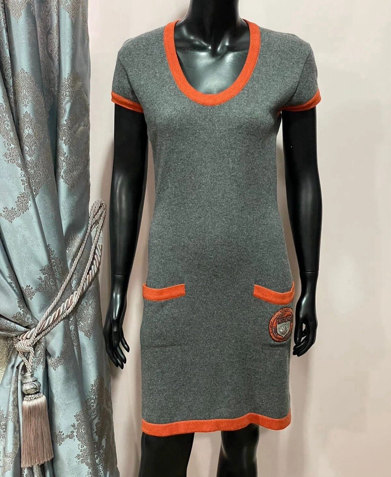 Abito in maglia CHANEL 07A cashmere grigio arancione logo COCO distintivo tg.44